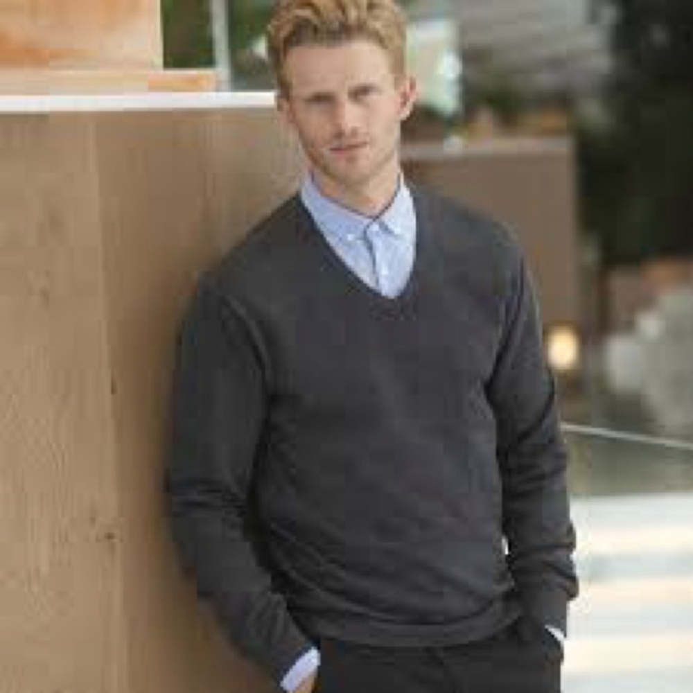 RW&CO. Men's Dark Gray V-Neck laine wool Sweater